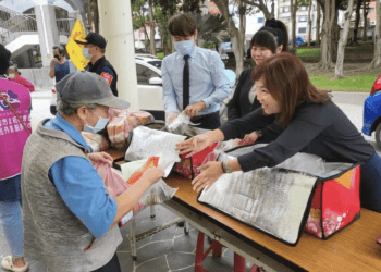 粽香飄逸 桃園市攜手各界為街友迎端午