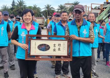 吉安鄉清潔隊員李慶華奉獻一生 游淑貞頒匾「功在吉安」祝福 
