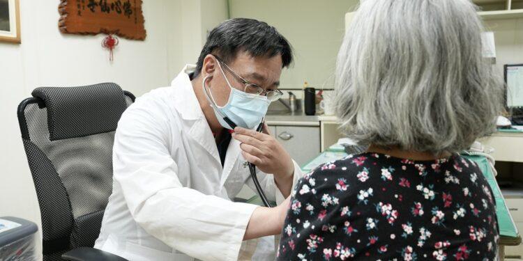 70歲婦冠狀動脈硬如石頭　秀傳以震波碎石術助打通血路