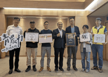 茶香琴酒征服世界 新北青農李建緯、吳柏諺榮耀歸來 侯友宜肯定把好茶推向國際