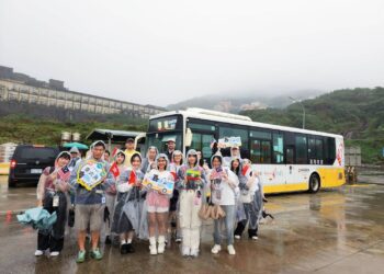 串聯山海美景 國際學生搭乘台灣好行領略東北角多樣魅力