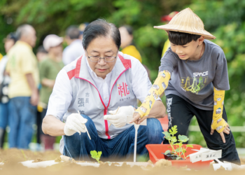 張善政帶路種西瓜 大園溪海農趣體驗吸引民眾熱情參與