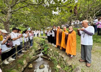寂光寺300人持咒繞行龍潭湖 魚苗放流護生態