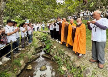 寂光寺300人持咒繞行龍潭湖　魚苗放流護生態