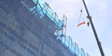 解決漁民用冰需求 烏石漁港製冰廠上樑預計明年初啟用