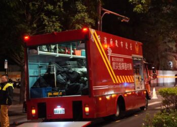 北市慶城街工地坍塌！路面車輛嚴重傾斜　緊急灌漿回填