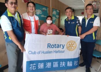 花蓮港區扶輪社關懷展望會特況家庭 義行可風  