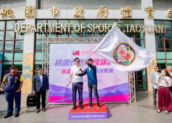 桃園市代表隊出征 張善政授旗傳遞運動精神