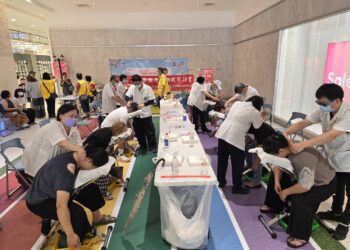 免費按摩體驗上場 花蓮遠百熱鬧滾滾