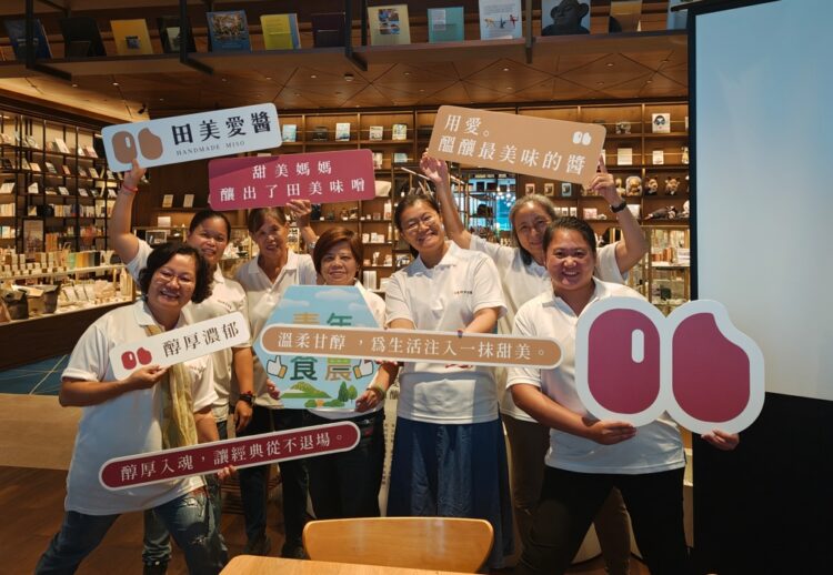 ▲國產味噌新品牌「田美愛醬」正式上市,創辦人蔡慧璇(前排右二)帶領甜美媽媽們一起深度連結在地、實踐農業永續。(圖/李喬智拍攝)