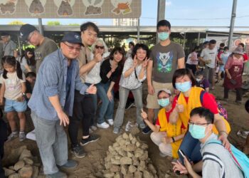 郭綜合辦親子樂窯窯活動大人小孩提前歡度兒童節