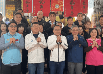 天公生到 新北市長侯友宜祈求市政平安 現場送福袋祈福