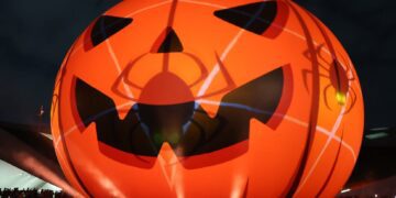 22公尺巨型大南瓜點亮衛武營！高雄萬聖節燈光秀驚豔登場