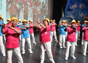 花蓮市文健站成果展 魏嘉彥與長輩同歡共舞