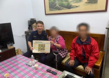 詐團假冒檢警電話騙老婦　幸經警、郵、計程車聯手保住養老金