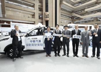 亞洲首例 智慧電動車自駕隊列亮相創新技術博覽會 改寫交通未來