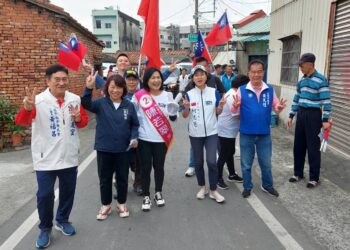 嘉義市長黃敏惠合體掃街 陳若翠受大寮鄉親熱烈歡迎