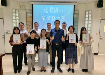 億載國小成立「法律特攻隊」　協助班級進行法律宣導！