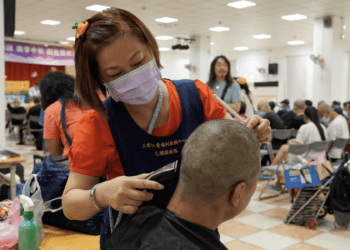 中秋暖心行動 新北市善悅關懷協會關懷街友 提供義剪義診媒合就業並贈月餅