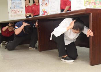 ９２１防災宣導「保護你」　許淑華示範地震「趴下、掩護、穩住」