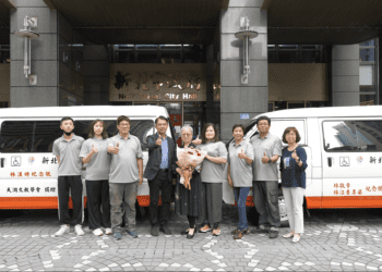 捐贈2輛復康巴士 新店天祥中醫診所醫師善心助弱勢