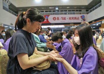 嘉義市113年成年禮循古禮「三加禮」儀式　黃敏惠偕家長感性祝福