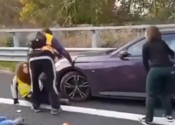 影音/保護氣候 義大利保護氣候組織人士肉身擋汽車