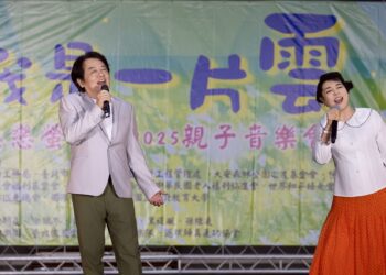 大安森林公園「我是一片雲」親子音樂會 簡文秀與民眾嗨唱「螢火蟲之歌」