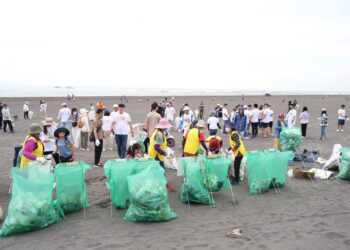 地球日百人東港海灘淨灘減塑 共計清除進600公斤廢棄物