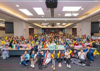 影音/彰基醫院變巨蛋TEAM TAIWAN 400位醫護手持加油棒與應援標語