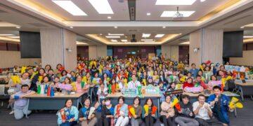 影音/彰基醫院變巨蛋TEAM TAIWAN 400位醫護手持加油棒與應援標語