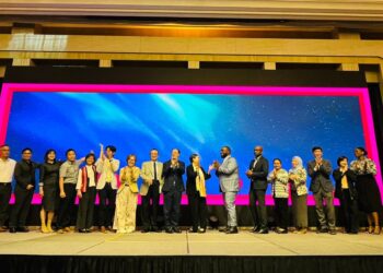 金門縣府至「ITF台北國際旅展」展前記者會。草綠服老兵推著金門觀光小天使「阿特」開著迷你坦克繞場吸睛