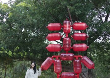 海廢再利用 金門建功嶼空飄浮球裝置藝術突顯海洋保護問題