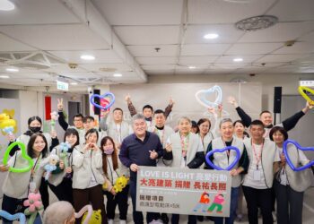 「大亮建築」亮愛行動前進長祐陪伴長者用彈力球健身