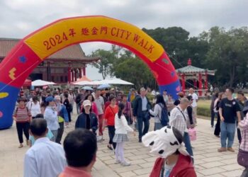 百人陸客團 健步體驗草地餐車與音樂饗宴