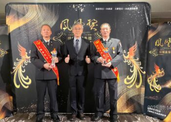 金門縣消防局搶救訓練科長陳金城及義勇消防總隊金寧義消分隊長唐惠志接受113年全國鳳凰獎表揚