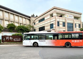 「台灣好行-皇冠北海岸線」全新塗裝亮相! 2025超值套票開賣，9月底前購票享限時9折優惠