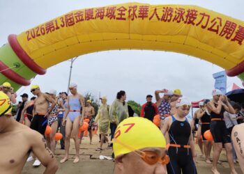 第13屆金廈泳渡熱烈開賽　百組菁英泳挑戰金廈海域　展現體能與精湛泳技