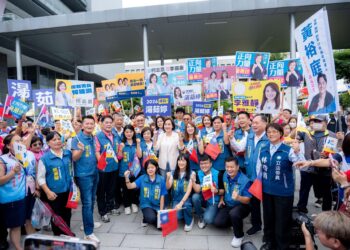 柯志恩完成高雄市長參選登記 王金平率藍營議員到場力挺展現團結氣勢