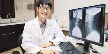 長期低頭補貨傷頸椎 「人工頸椎間盤置換術」助患者加速康復