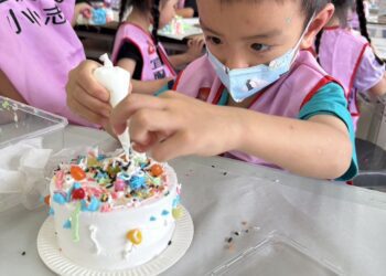 親手做蛋糕表孝心 親子共享溫馨時光