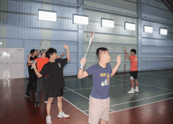 蘆洲少年中心辦羽球營 助「飛行少年」揮汗紓壓 遠離街頭重回正軌