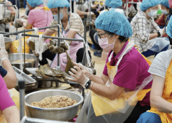 元亨寺攜手20單位 包2萬顆粽子助弱勢家庭