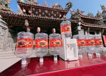 「歪國零食嘴 x 北港武德宮」 跨界合作打造全台最大發財水　辦公室喝水也能招財祈福！