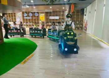 屏東縣內埔親子館 森林小火車室內行駛