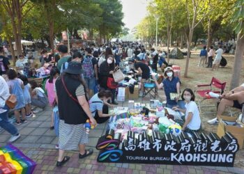 「小樹市集」在高雄 二手親子用品和手作文創 愛河挖寶