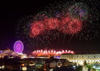 義大世界2025跨年煙火秀 科幻藝術融合傳統文化 吸引約5萬多人共迎新年