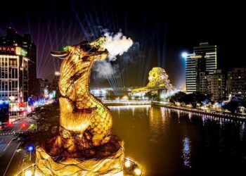 高雄夜未眠！「鰲耀龍翔」璀璨重現 巨大美食打卡新熱點