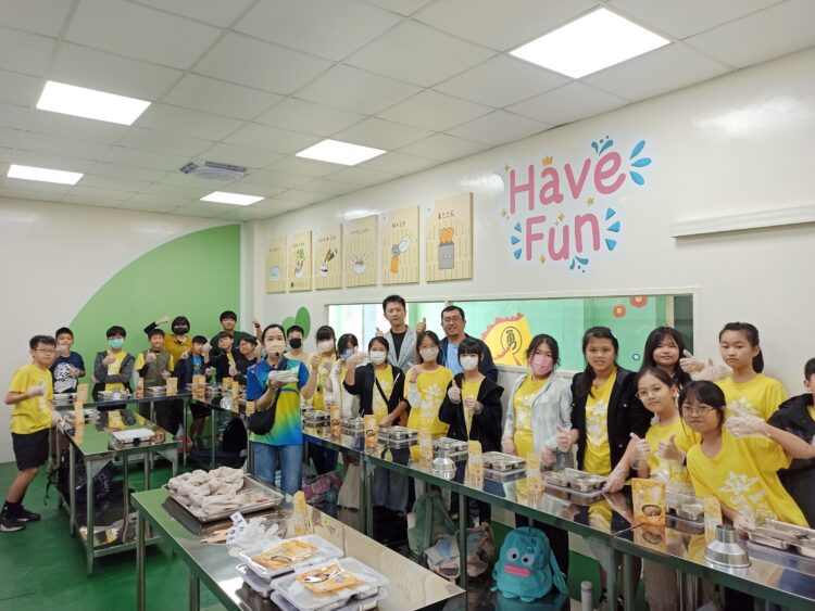 ▲宜蘭羅東公正國小師生團隊27日至青操食品觀光工廠參訪。(圖/業者提供)