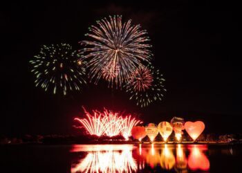 「唯美盛夏 浪漫池上」 大坡池光雕音樂會吸引遊客駐足觀賞